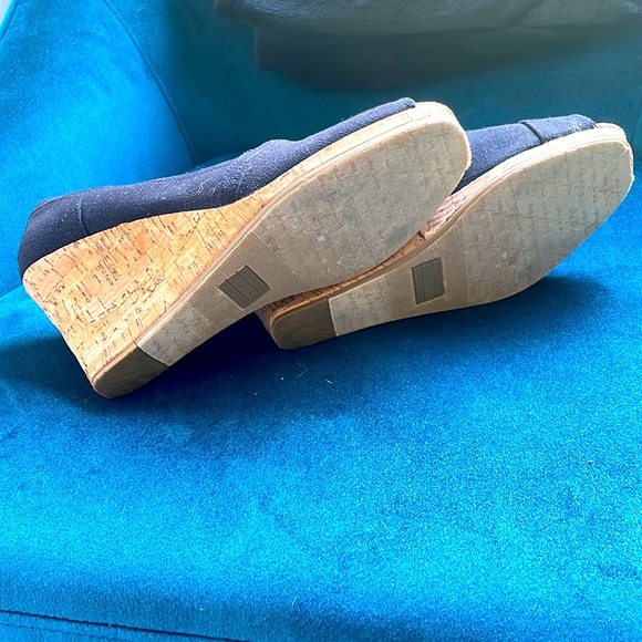 Tom's Women' Size 9 Black Peeptoe Wedges - Picture 5 of 6